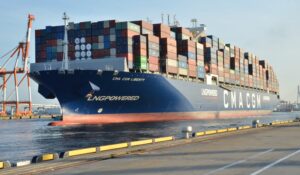 鎌倉の岸壁から見た海の風景